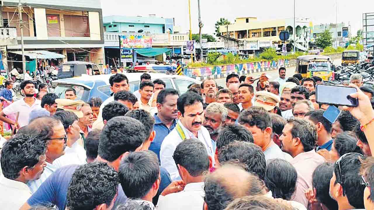 మహబూబాబాద్‌ జిల్లా మరిపెడలో ఎమ్మెల్యే, ప్రభుత్వ విప్‌ రాంచంద్రూనాయక్‌ను చుట్టుముట్టిన రైతులు