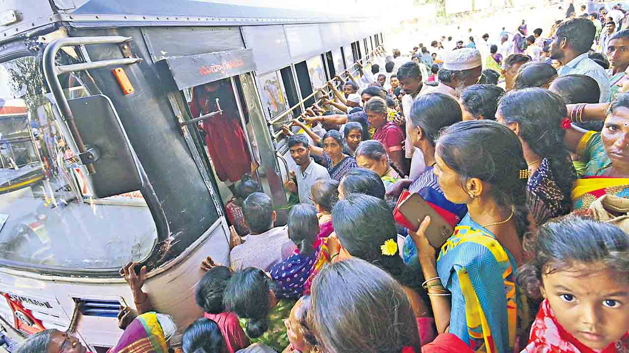 ఆర్టీసీ స్పెషల్‌ దోపిడీ షురూ!.. కంటికి కనిపించని ఉచిత బస్సులు