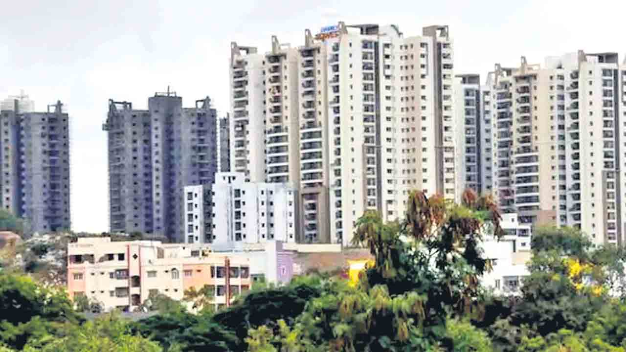 రిస్క్‌లో రియల్‌ ఎస్టేట్‌.. హైదరాబాద్‌లో జూలై-సెప్టెంబర్‌లోనూ తగ్గిన ఇండ్ల అమ్మకాలు