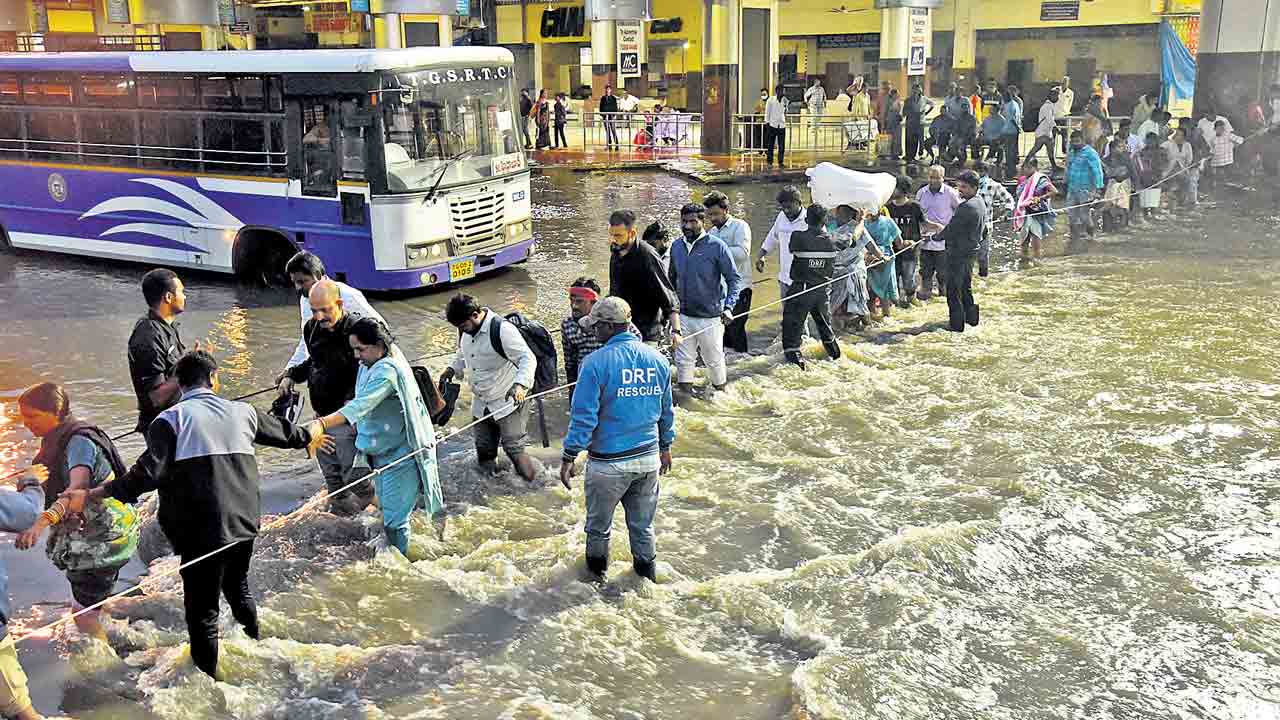పండుగ పూట ఎంజీబీఎస్‌ జలదిగ్బంధం.. 30 ఏండ్లలో ఇదే తొలిసారి