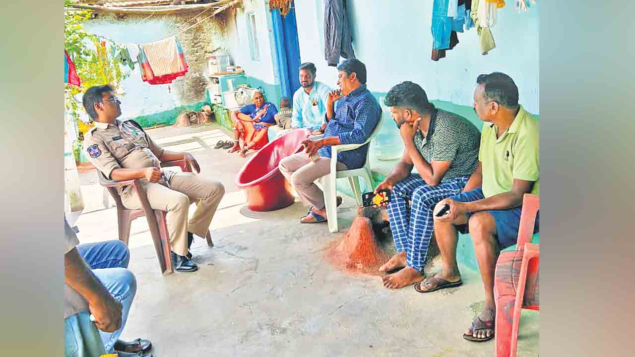 యూరియా అడిగినందుకు కేసు