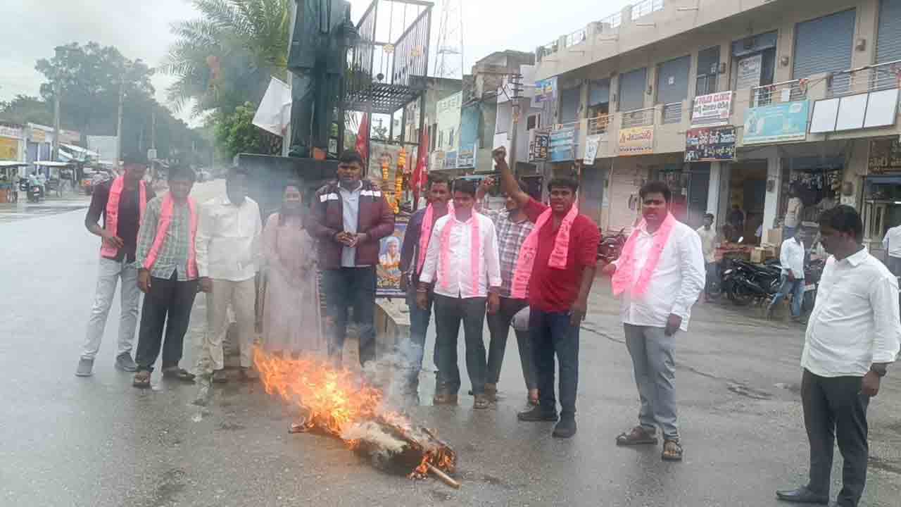 నిరుద్యోగులకు క్షమాపణ చెప్పాలి