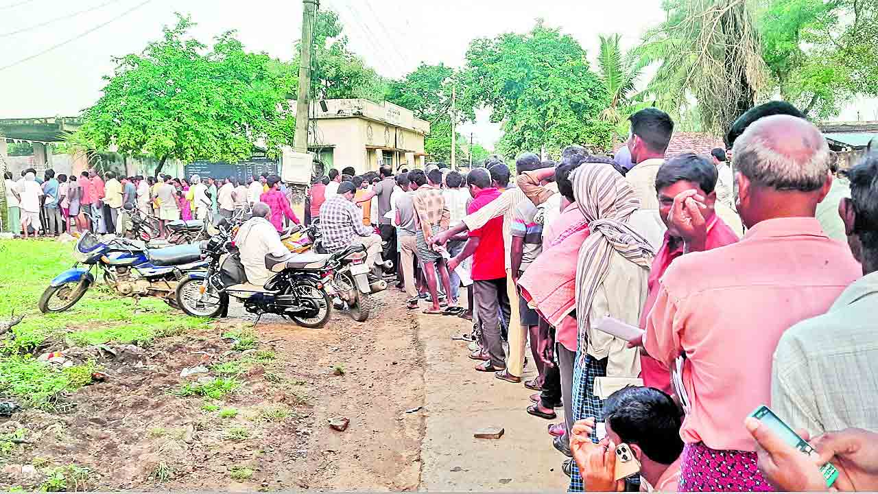 నిత్యం యుద్ధమే.. యూరియా కోసం అన్నదాతలు