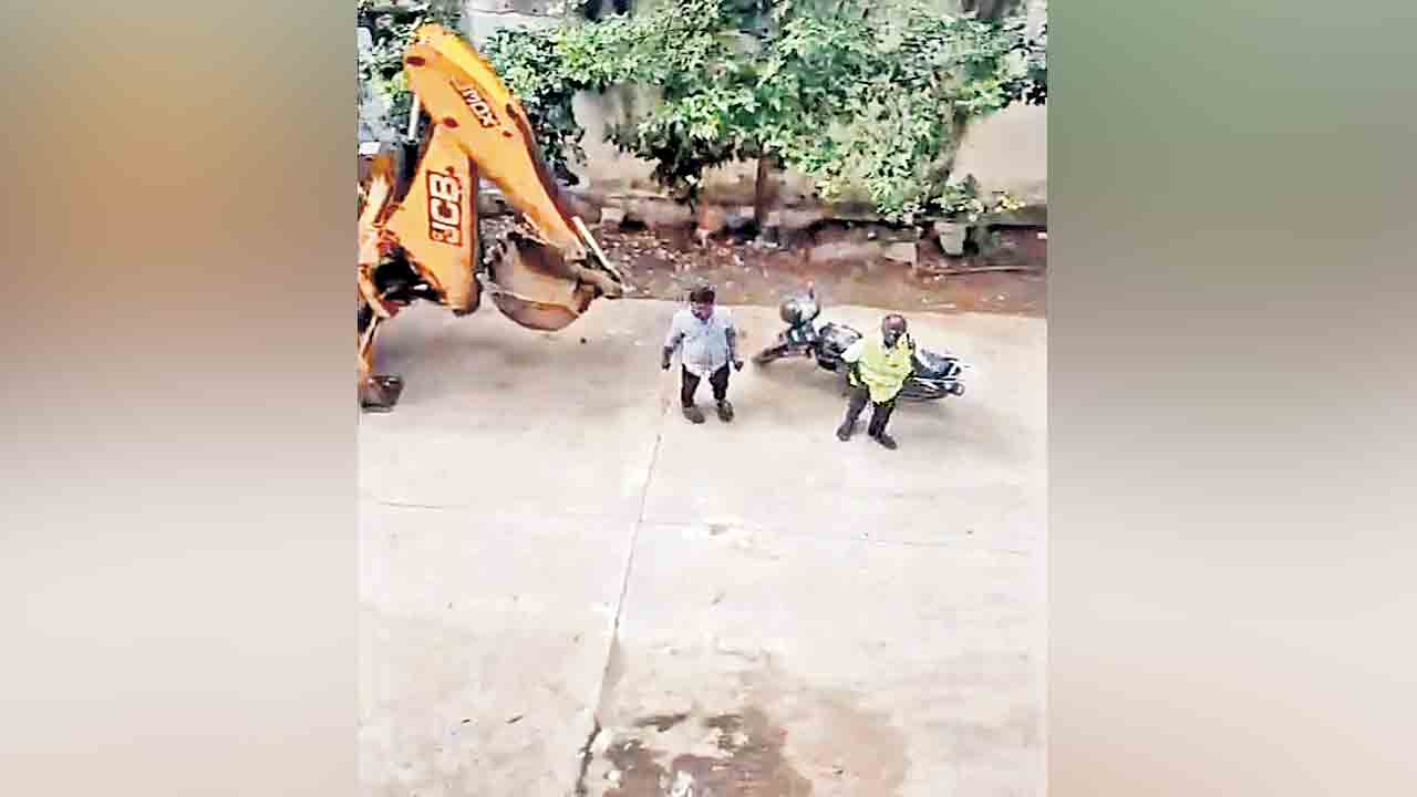 ప్రశ్నిస్తే.. ఇంటికి బుల్డోజర్‌ వస్తది!.. కొడంగల్‌ బీఆర్‌ఎస్‌ నేతకు అగంతకులు వార్నింగ్‌