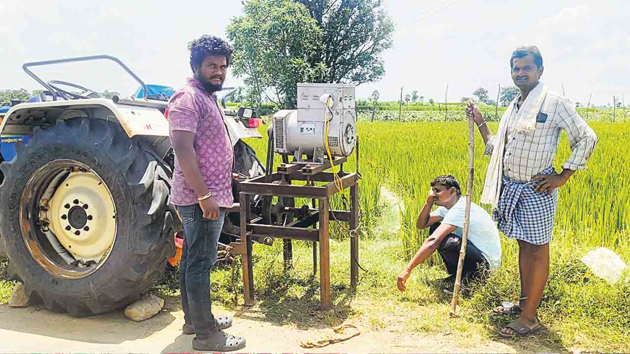 కరెంటు లేక పొలాల వద్ద జనరేటర్లు