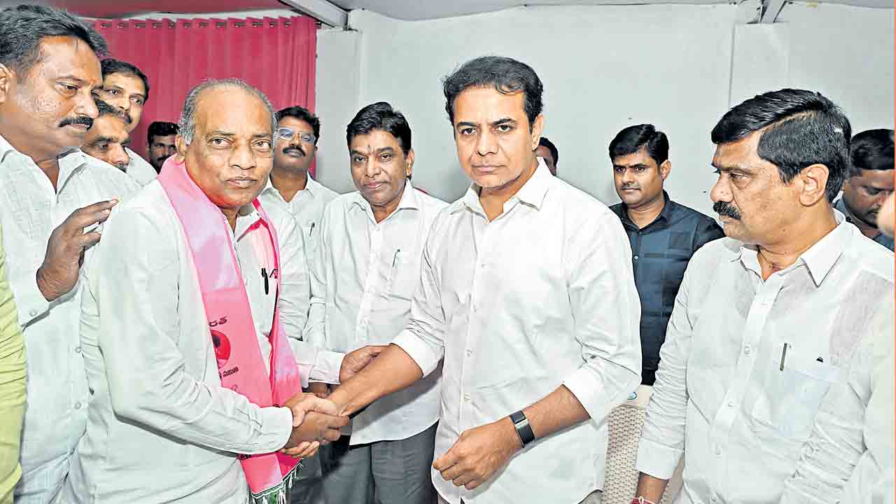 యూరియా సంక్షోభం వెనుక పెనుకుట్ర.. పంట కొనుగోళ్లు, బోనస్‌ ఎగవేతకే కొరత సృష్టించారు: కేటీఆర్‌