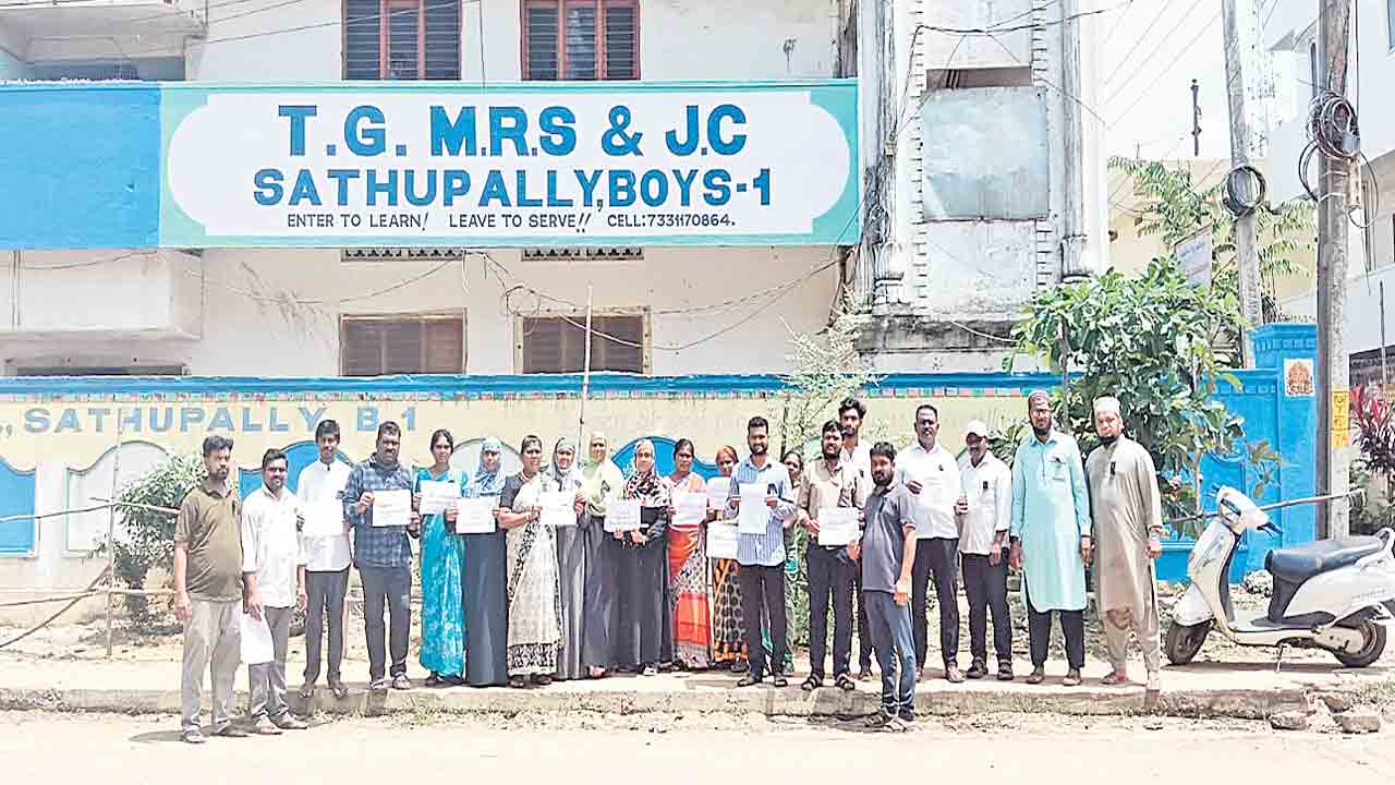 నెలలతరబడి జీతాలివ్వకుంటే బతికేదెట్లా?.. మైనార్టీ, గిరిజన గురుకుల సిబ్బంది ఆగ్రహం