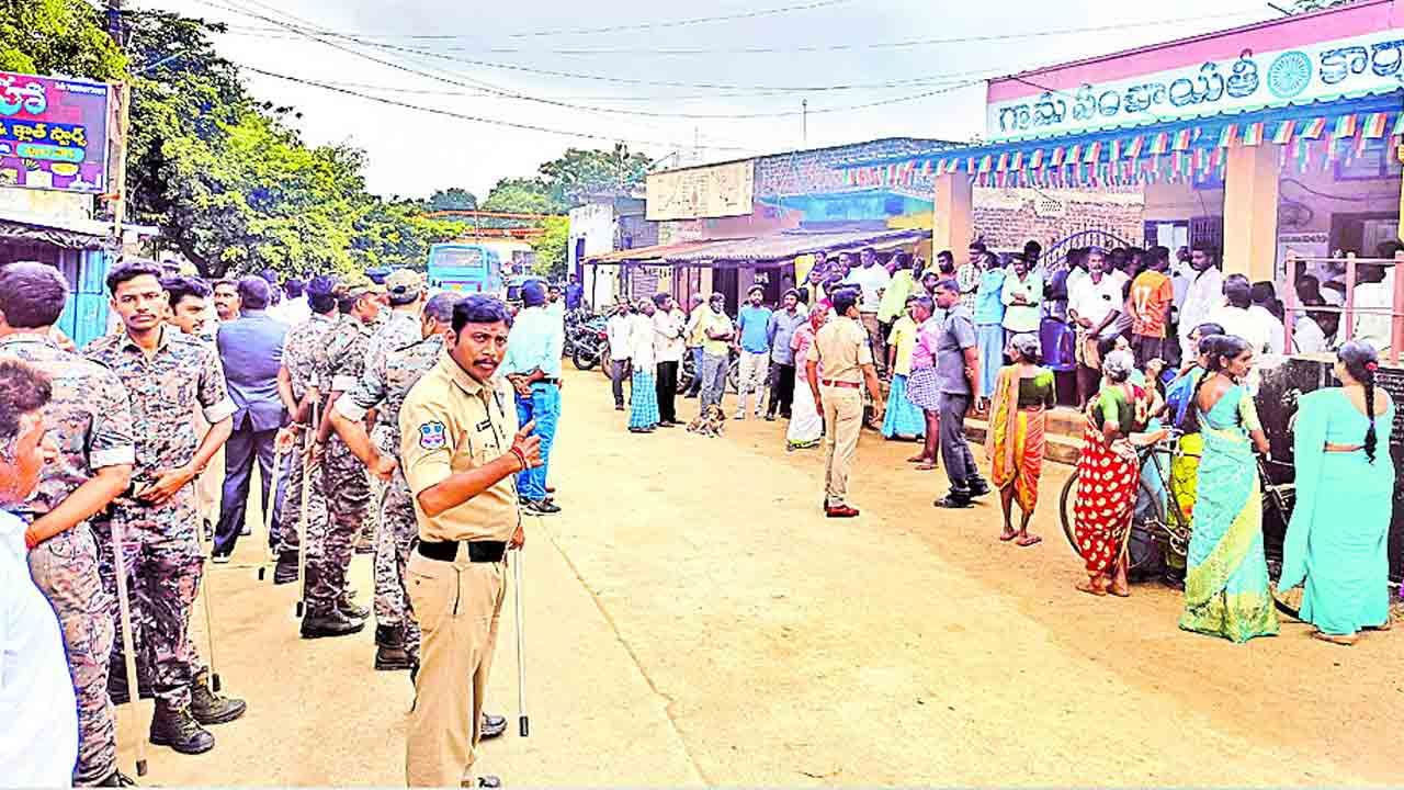 మరోసారి కాంగ్రెస్‌లో వర్గపోరు బహిర్గతం