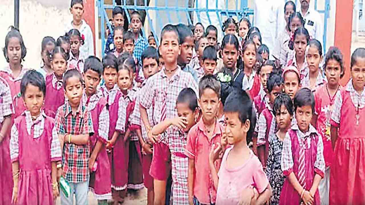 78% సర్కారు బడుల్లో వందలోపే అడ్మిషన్లు