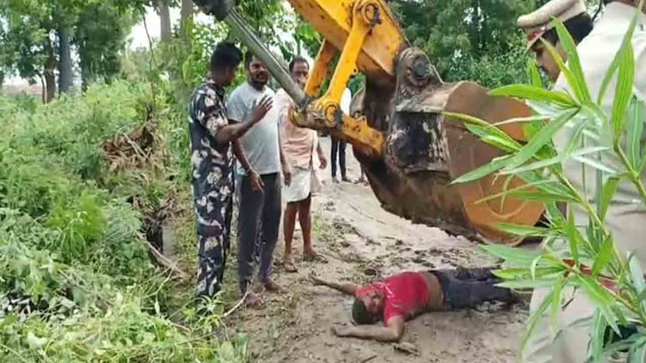 పరిహారం ఇయ్యకుండా పనులెలా చేస్తరు?.. ఎక్స్‌కవేటర్‌కు అడ్డంగా పడుకొని భూనిర్వాసితుడి ఆందోళన