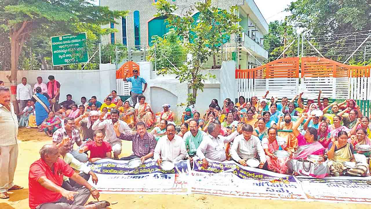 ఇల్లెందు ఎమ్మెల్యే క్యాంపు కార్యాలయం ముట్టడి