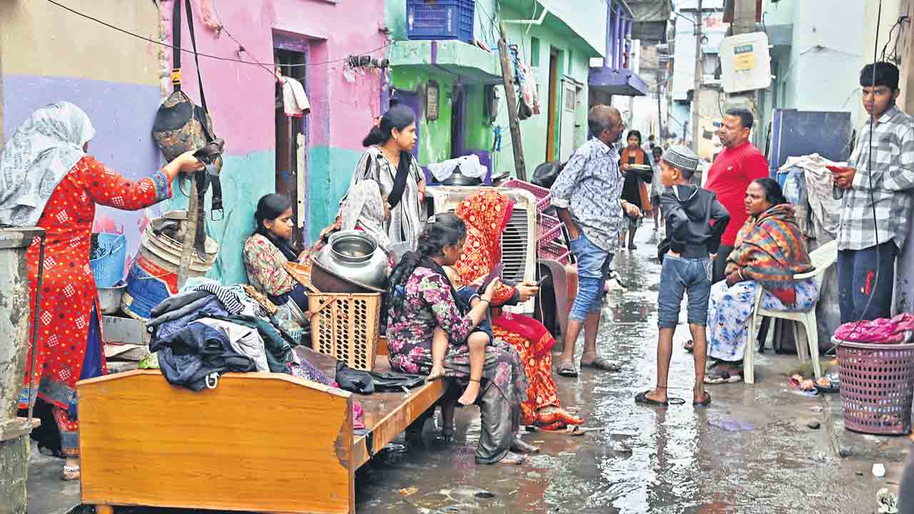 బస్తీ బతుకులపై బురద.. గరీబోళ్లంటే సర్కార్‌కు పగ!