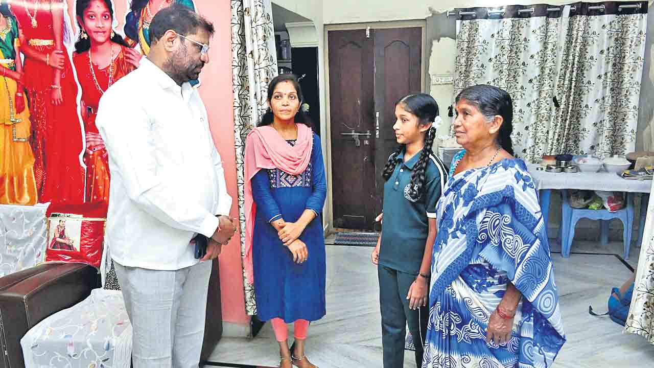 జర్నలిస్టు సాంబశివరావుకు అండగా బీఆర్‌ఎస్‌