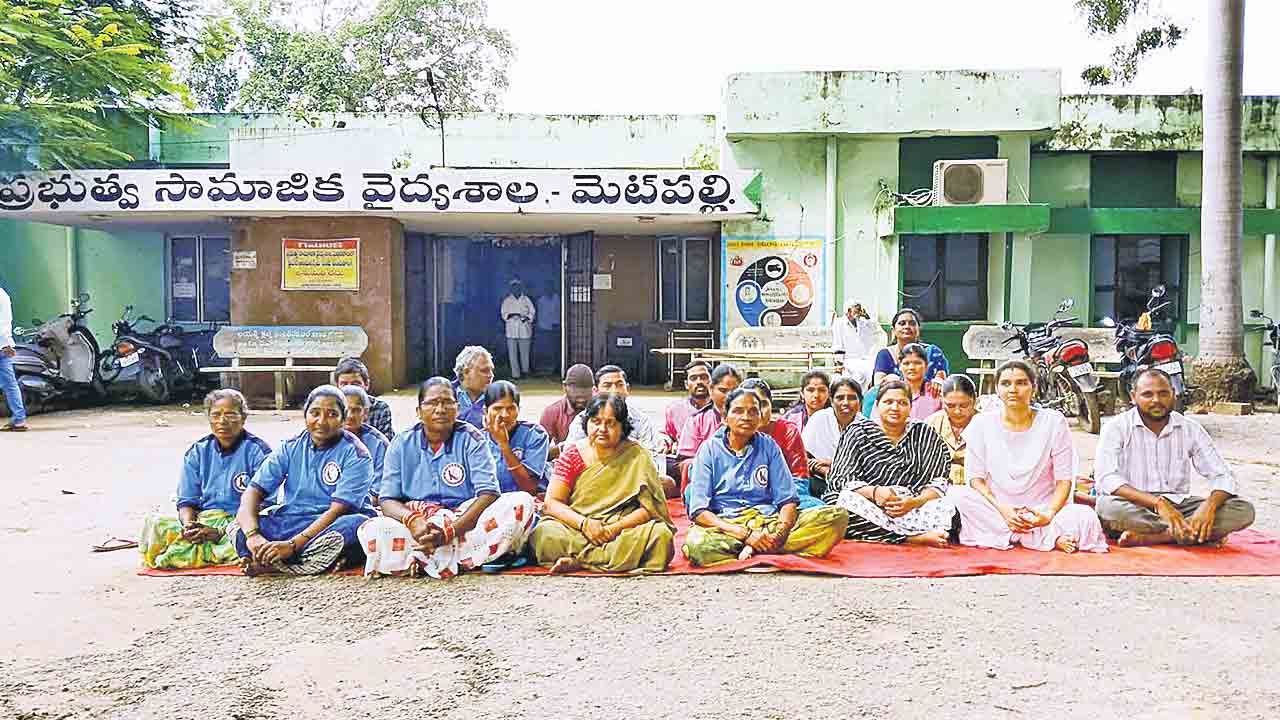 పండుగకైనా జీతాలివ్వండి మహాప్రభో