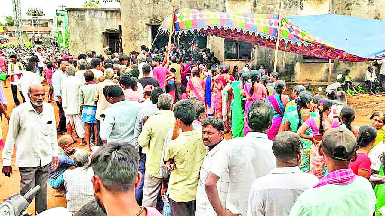 అక్రమంగా తరలిస్తున్న ఎరువుల పట్టివేత