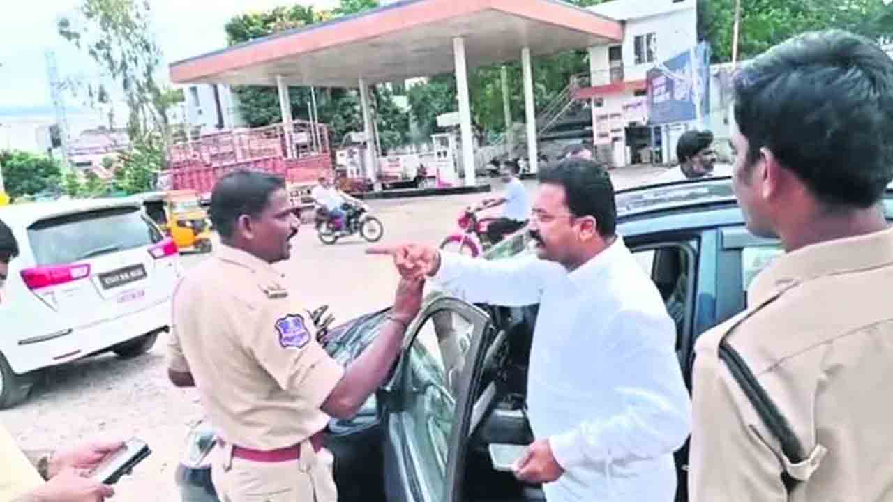 కమిషనర్‌ను దూషించిన మాజీ కౌన్సిలర్‌పై కేసు