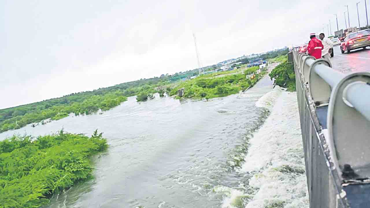 జంట జలాశయాలకు పోటెత్తిన వరద