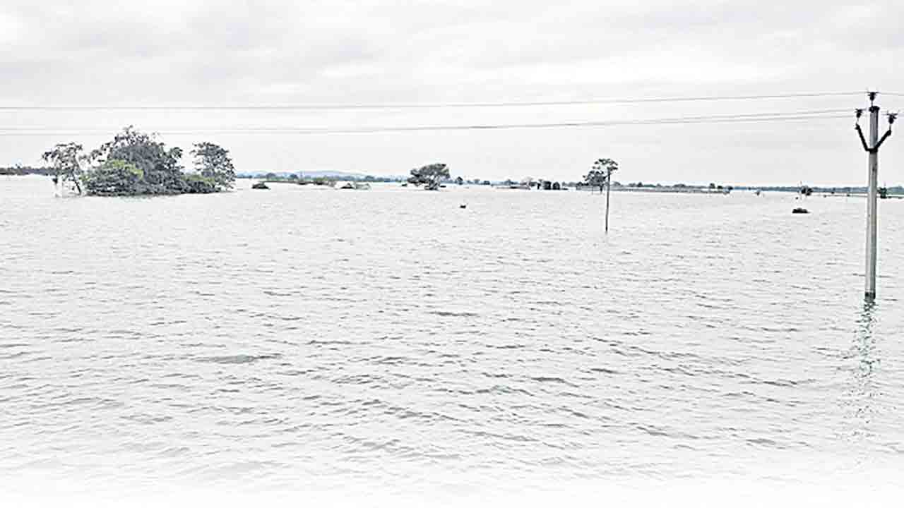 వదలని వరద.. తీరని వ్యధ !