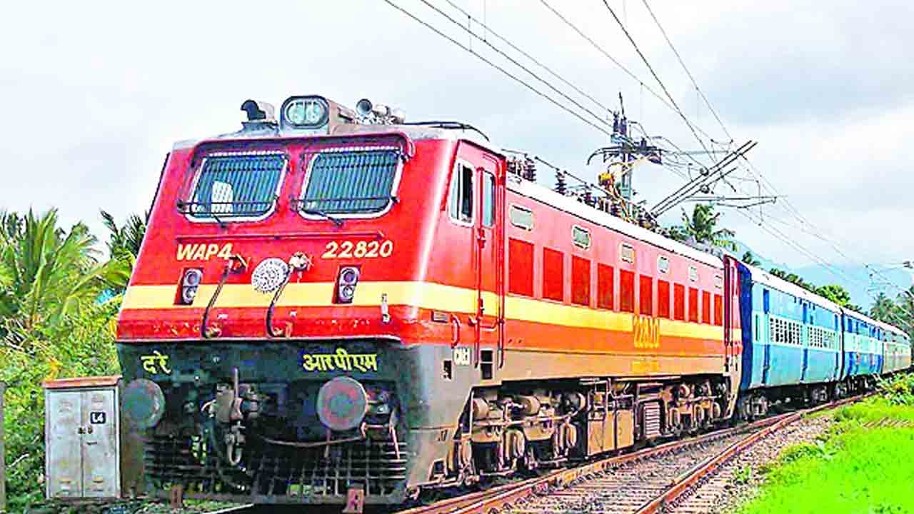 దక్షిణ మధ్య రైల్వే ఆదాయంలో రికార్డు