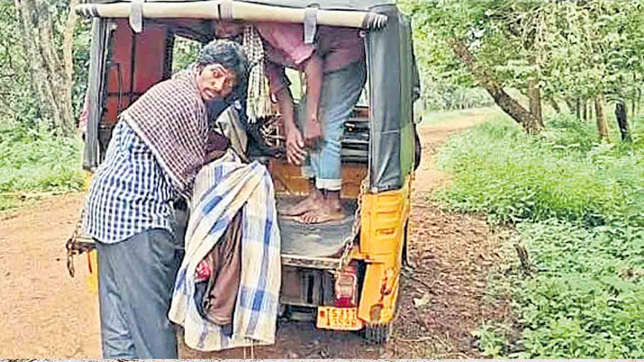 చిమ్మచీకటిలో డెడ్‌బాడీతో జాగారం