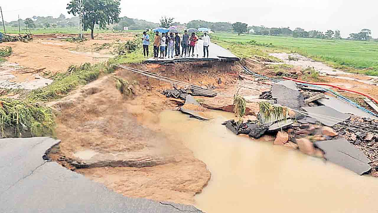 రోడ్ల మరమ్మతుకు నిధులేవీ?.. నిరుడు పాడైన రోడ్లకే దిక్కులేదు!