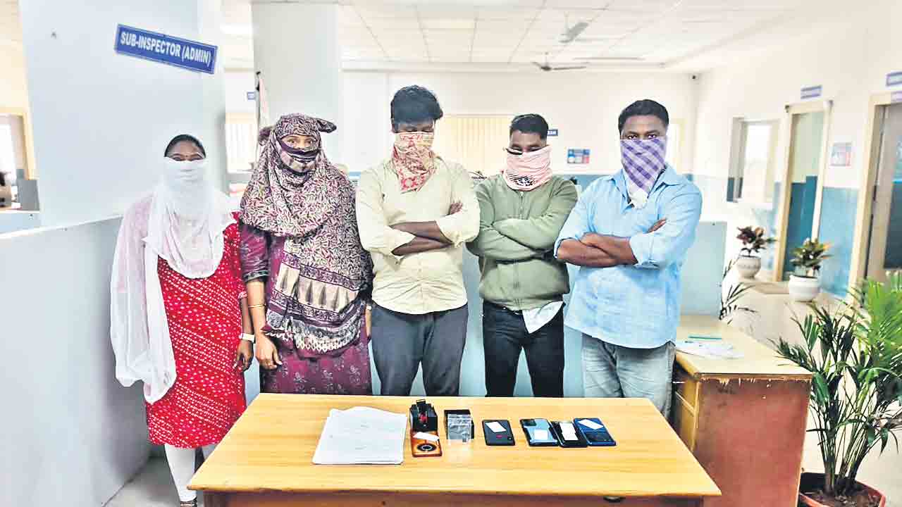 యోగా ఆశ్రమ నిర్వాహకుడిపై హనీట్రాప్‌