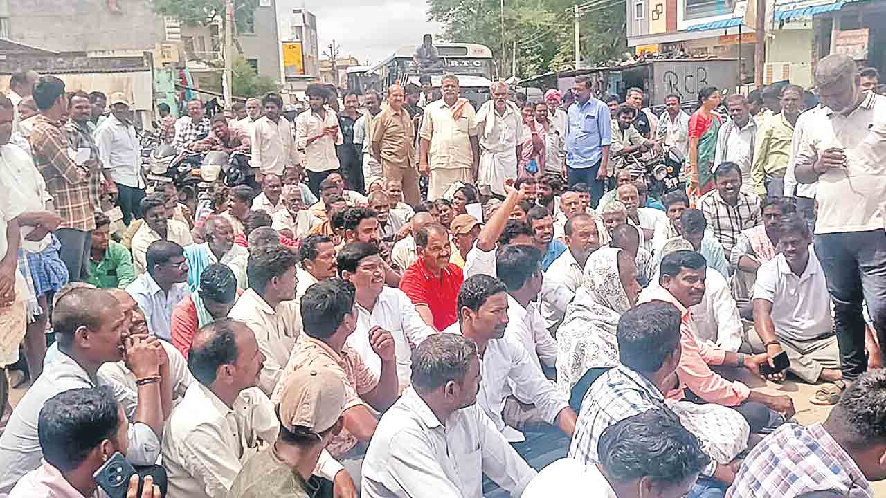 సకాలంలో యూరియా అందక.. ఎర్రబారుతున్న పంటలు