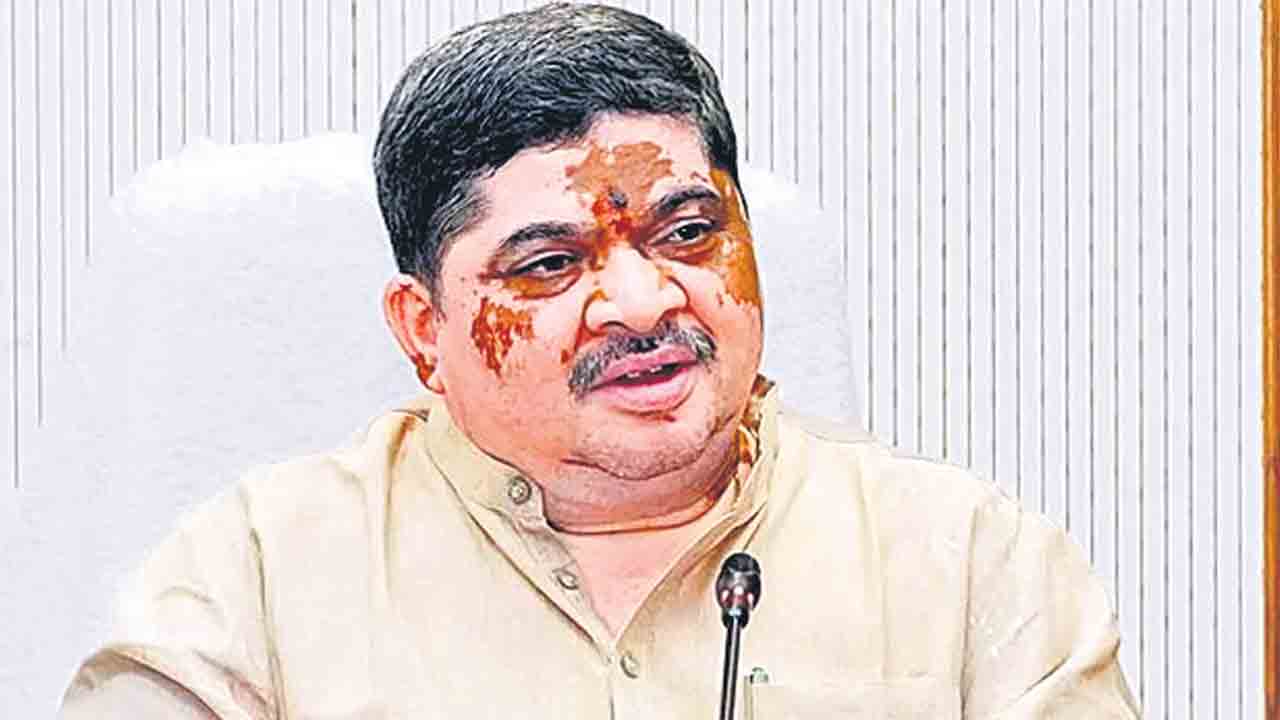 రైతులు స్టాక్‌ పెట్టుకోవటం వల్లే కొరత..: మంత్రి పొన్నం ప్రభాకర్‌