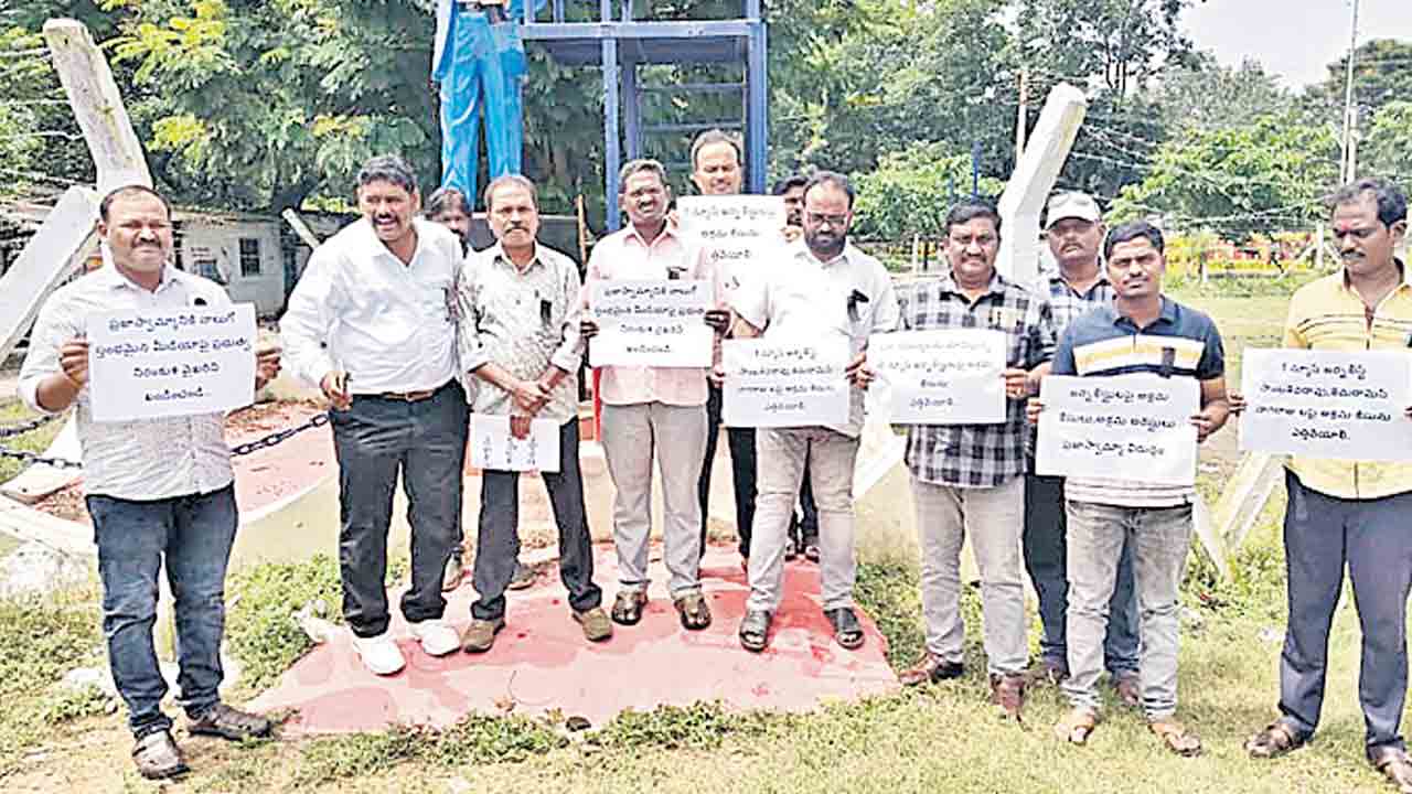 జర్నలిస్టులపై అక్రమ కేసులు ఎత్తివేయాలి