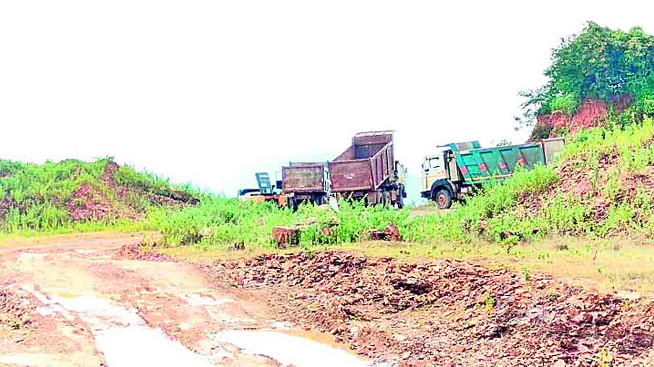 మట్టి తోడేళ్లు !