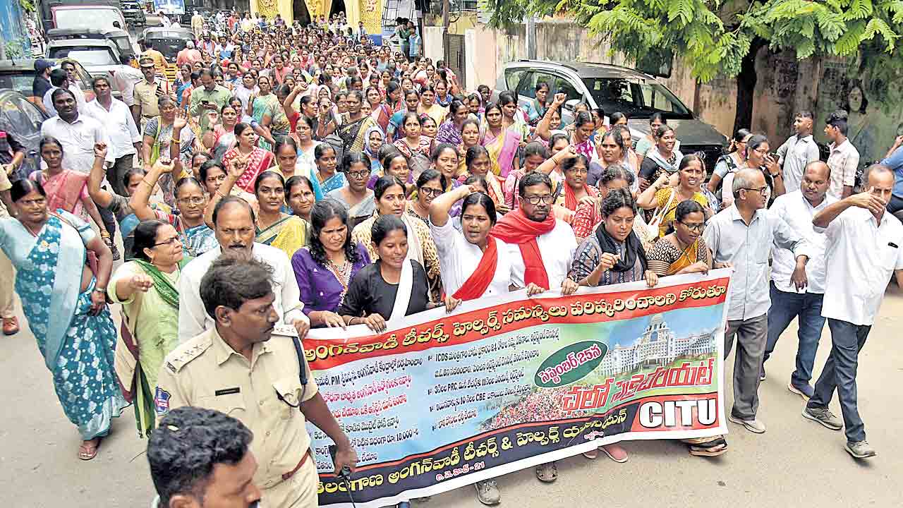 అంగన్‌వాడీలపై అమానుషం.. మహిళలని కూడా చూడకుండా ఈడ్చిపడేశారు