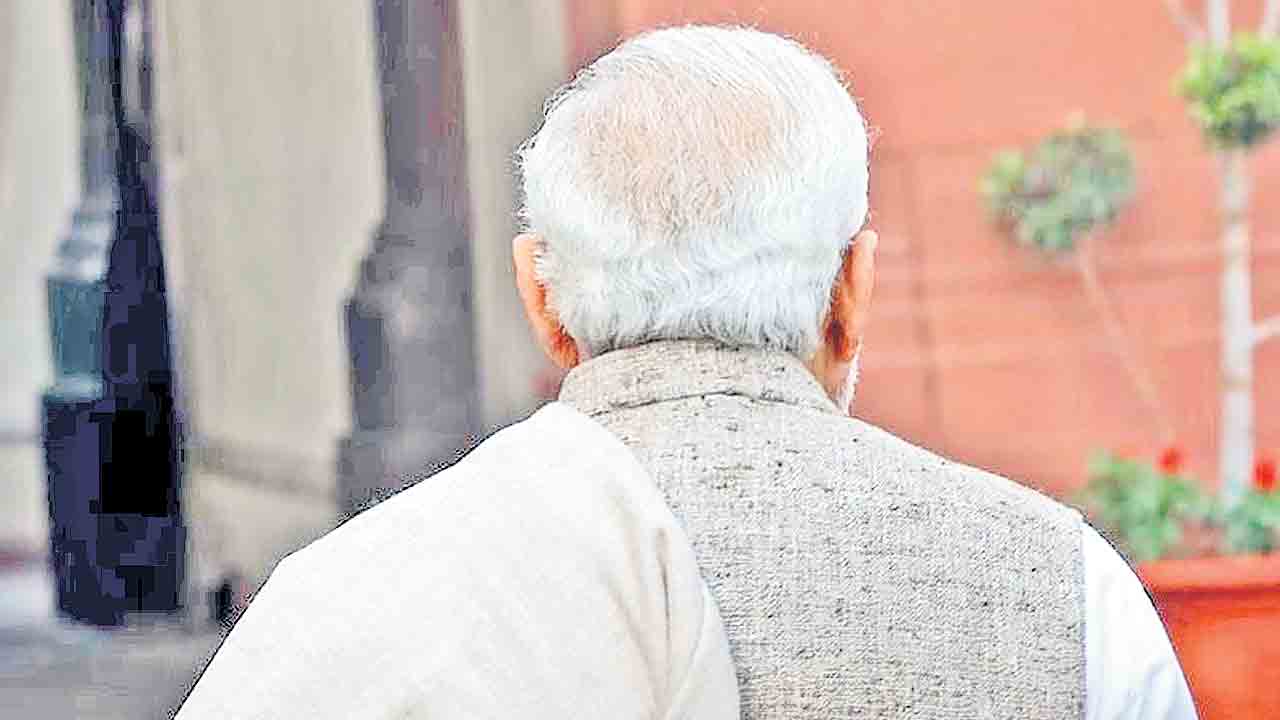 విశ్వ బంధువే.. కానీ ఒంటరి!