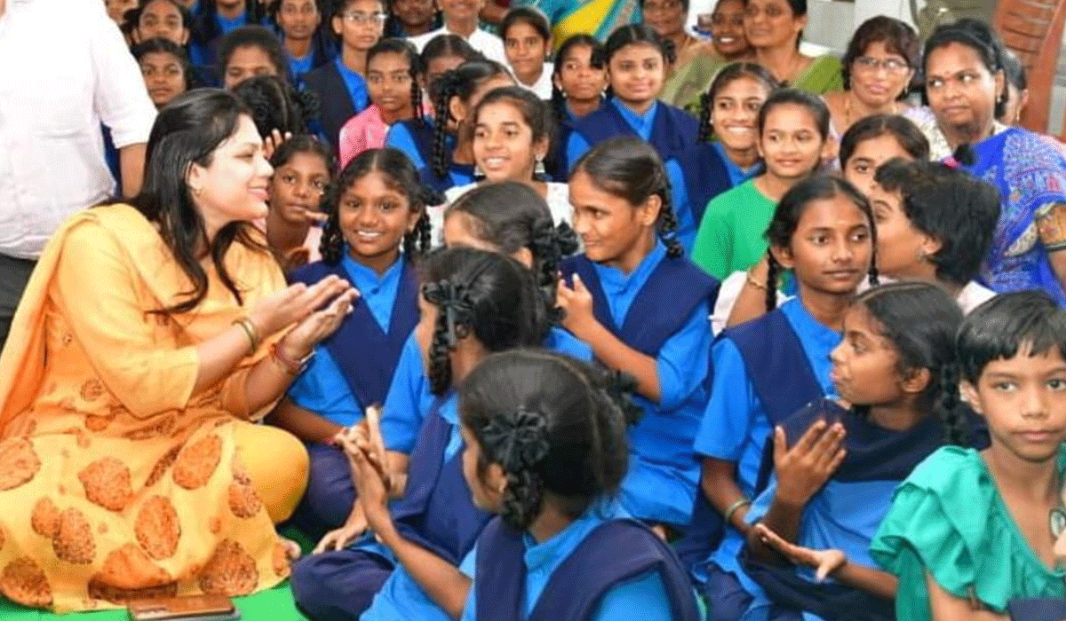 Collector Pamela Satpathi | సైగల భాష అందరూ నేర్చుకోవాలి.. కరీంనగర్‌ కలెక్టర్‌ పమేలా సత్పతి