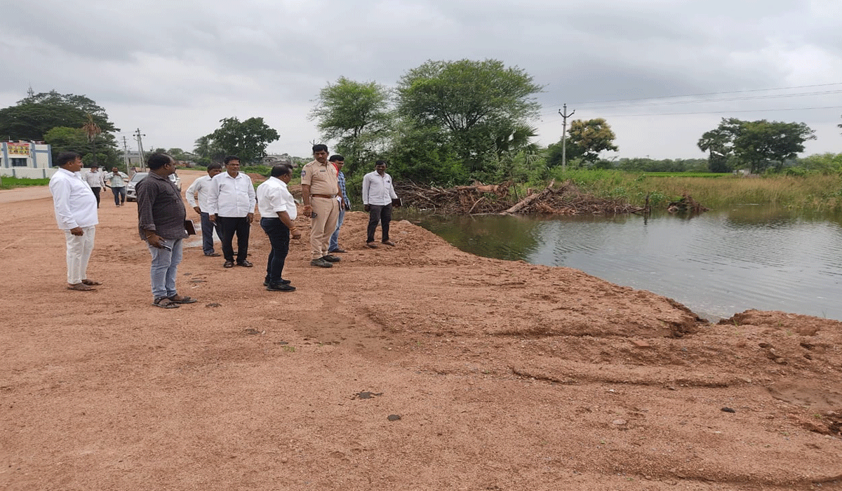 Arrangements | గణేష్ నిమజ్జనం ఉత్సవ ఏర్పాట్లు పరిశీలించిన అధికారులు