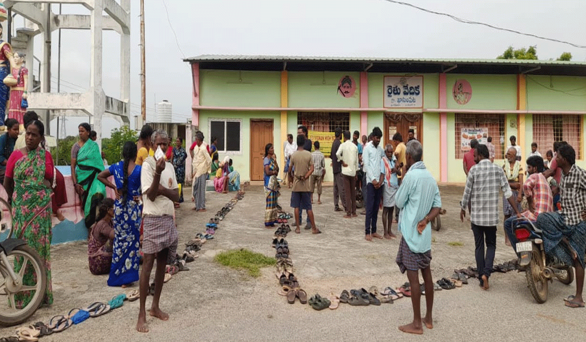 Ganneruvaram | చెప్పులు లైన్లో పెట్టి యూరియా కోసం రైతుల ఎదురుచూపులు