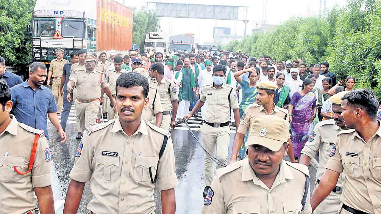 చౌటుప్పల్‌ ఆర్డీవో కార్యాలయం ముట్టడి