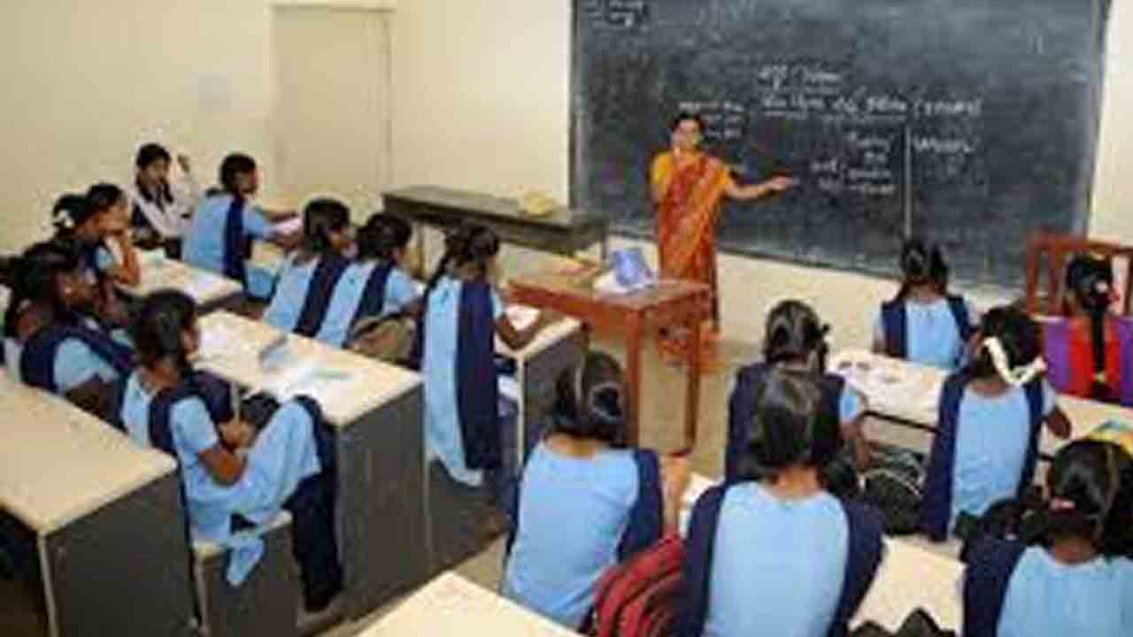 రోజుకో కార్యక్రమం.. పూటకోశిక్షణ.. ఇలా అయితే పాఠాలు చెప్పేదెప్పుడు?