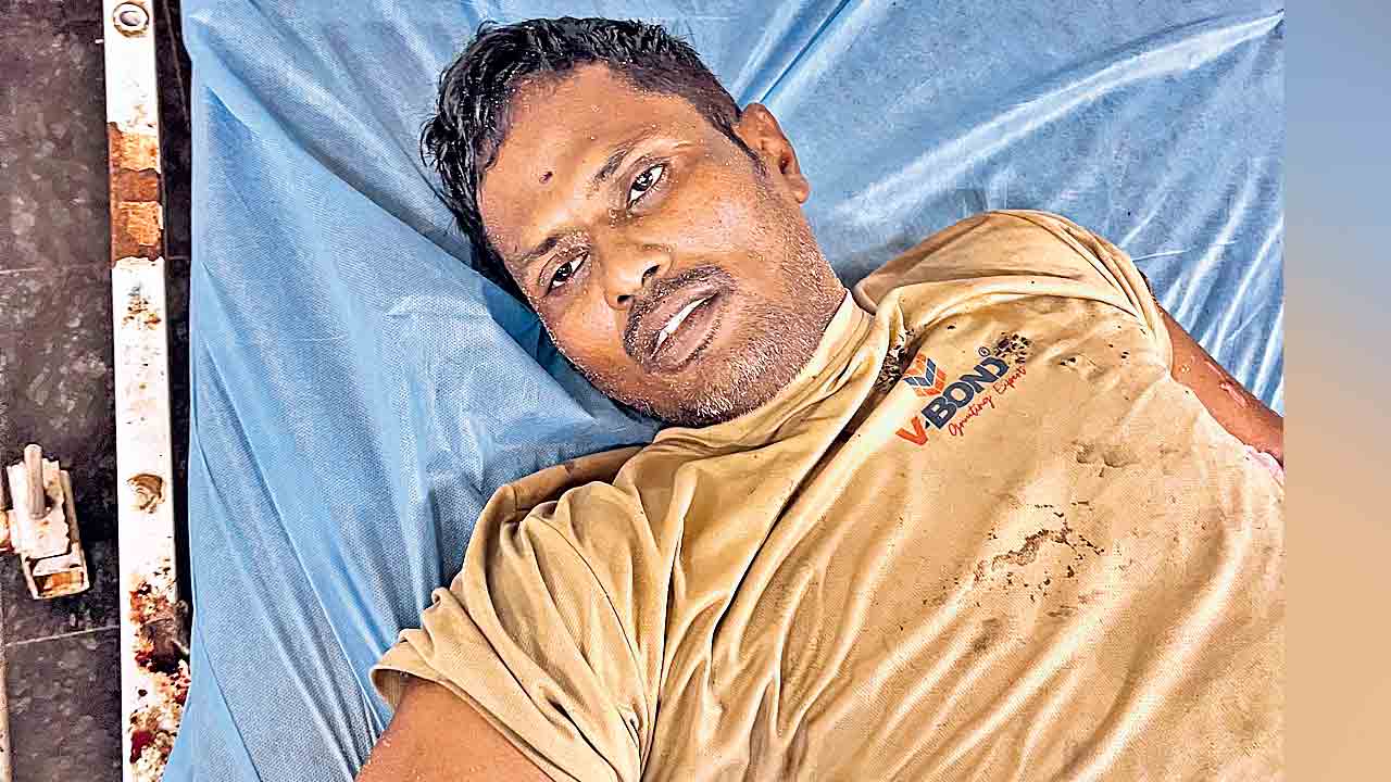 కరెంట్‌ తీగలు పట్టుకుని నిరుద్యోగి ఆత్మహత్య