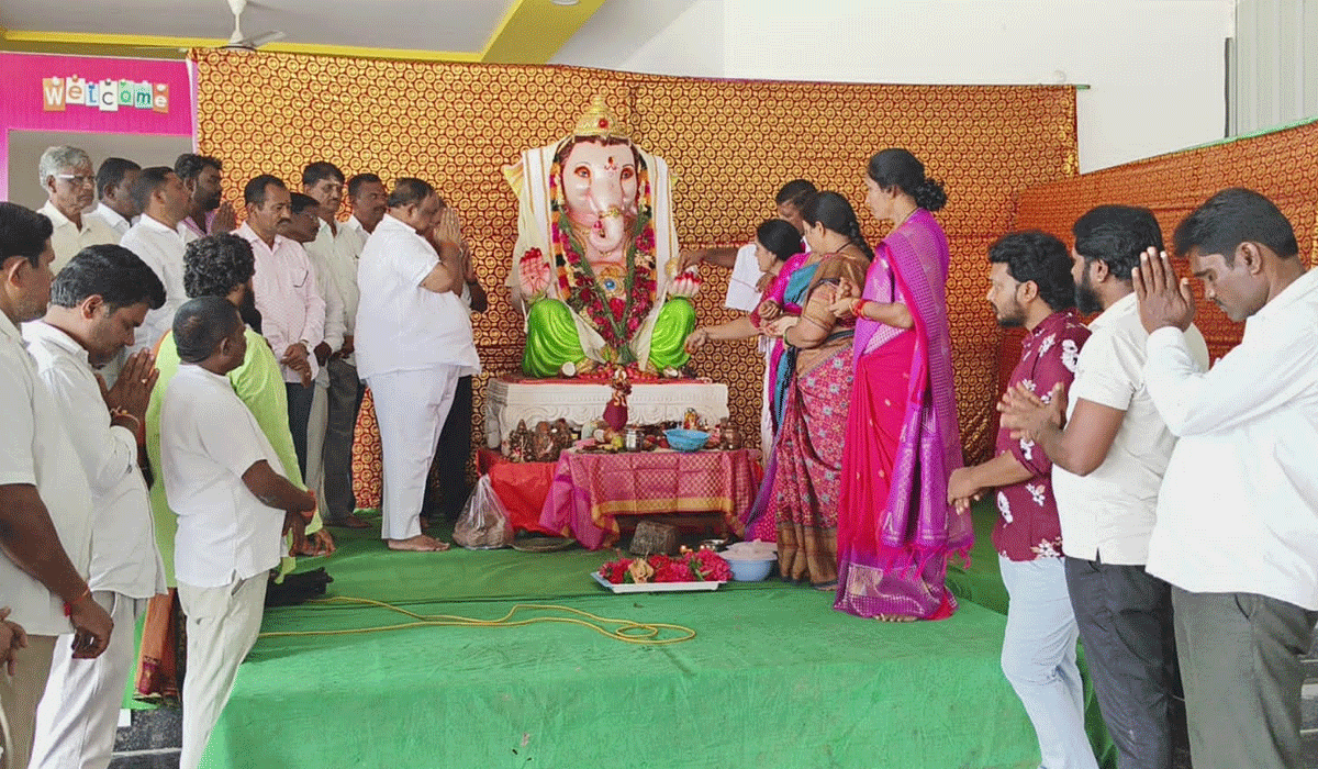 Former MLA Satish Kumar | చిగురుమామిడిలో ఘనంగా వినాయకుని నిమజ్జనం.. గణనాథుడికి మాజీ ఎమ్మెల్యే సతీష్ కుమార్ పూజలు 