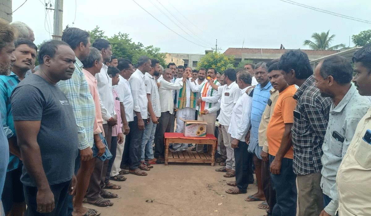 MLA Vijayaramana Rao | నిధులు మంజూరైనందుకు సంబురాలు.. ఎమ్మెల్యే విజయరమణారావుకు కృతజ్ఞతలు తెలిపిన కూనారం గ్రామస్తులు