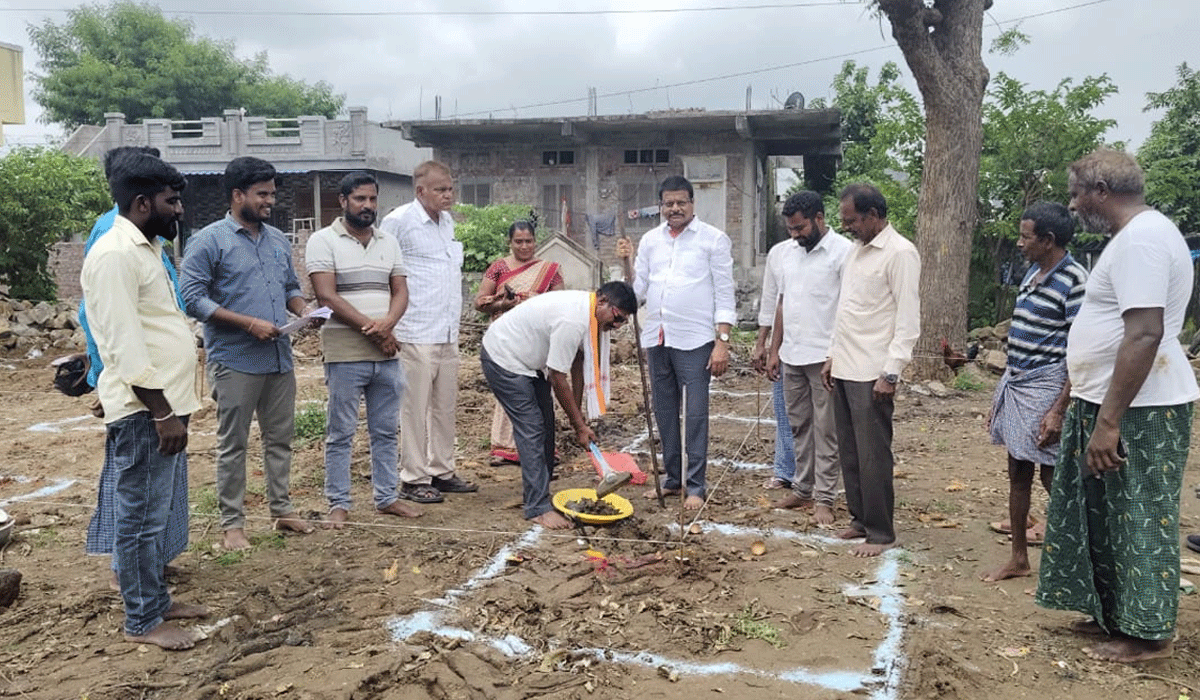 Anganwadi building |అంగన్వాడీ భవన నిర్మాణ పనులు ప్రారంభించిన ఏఎంసీ చైర్మన్ బుర్ర రాములు గౌడ్