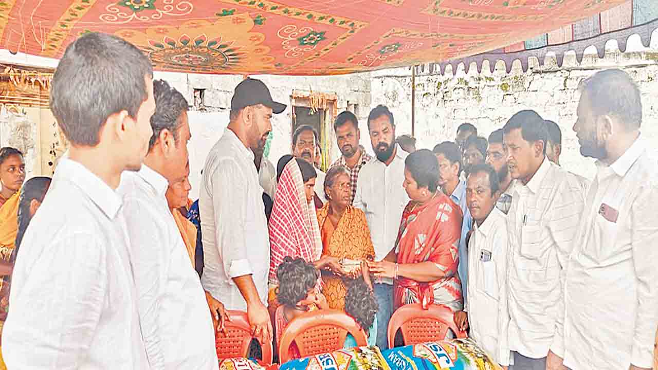 మహేశ్‌ మృతికి సీతక్క బాధ్యత వహించాలి