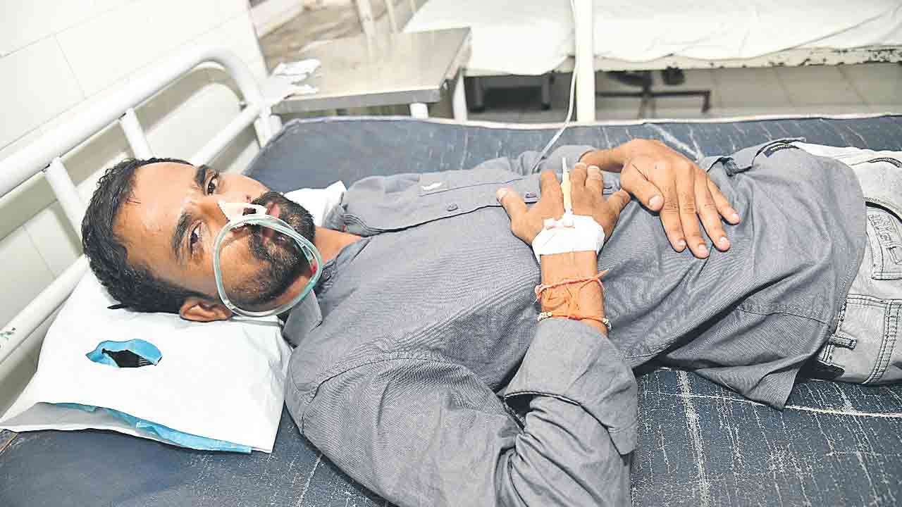 హామీపై ప్రశ్నిస్తే పోలీస్‌ ‘ట్రీట్‌మెంట్‌’!