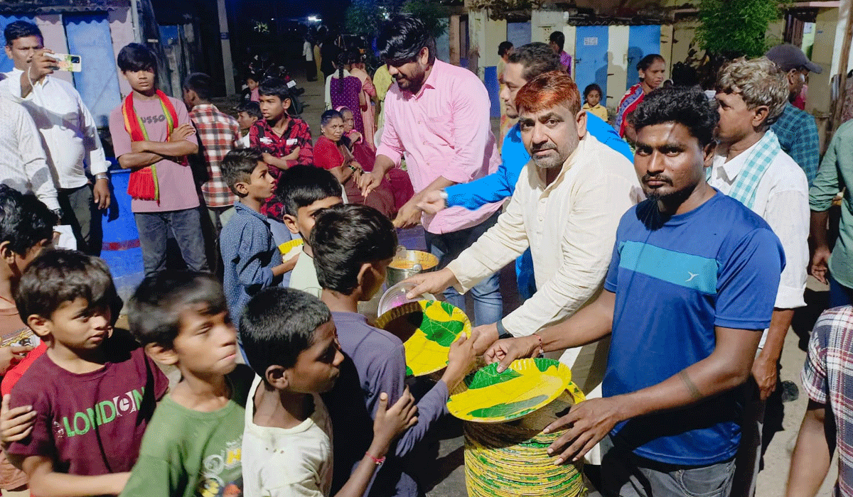 Food distribution | బోధన్ లో మైనారిటీ నాయకుడి ఆధ్వర్యంలో అన్నదానం