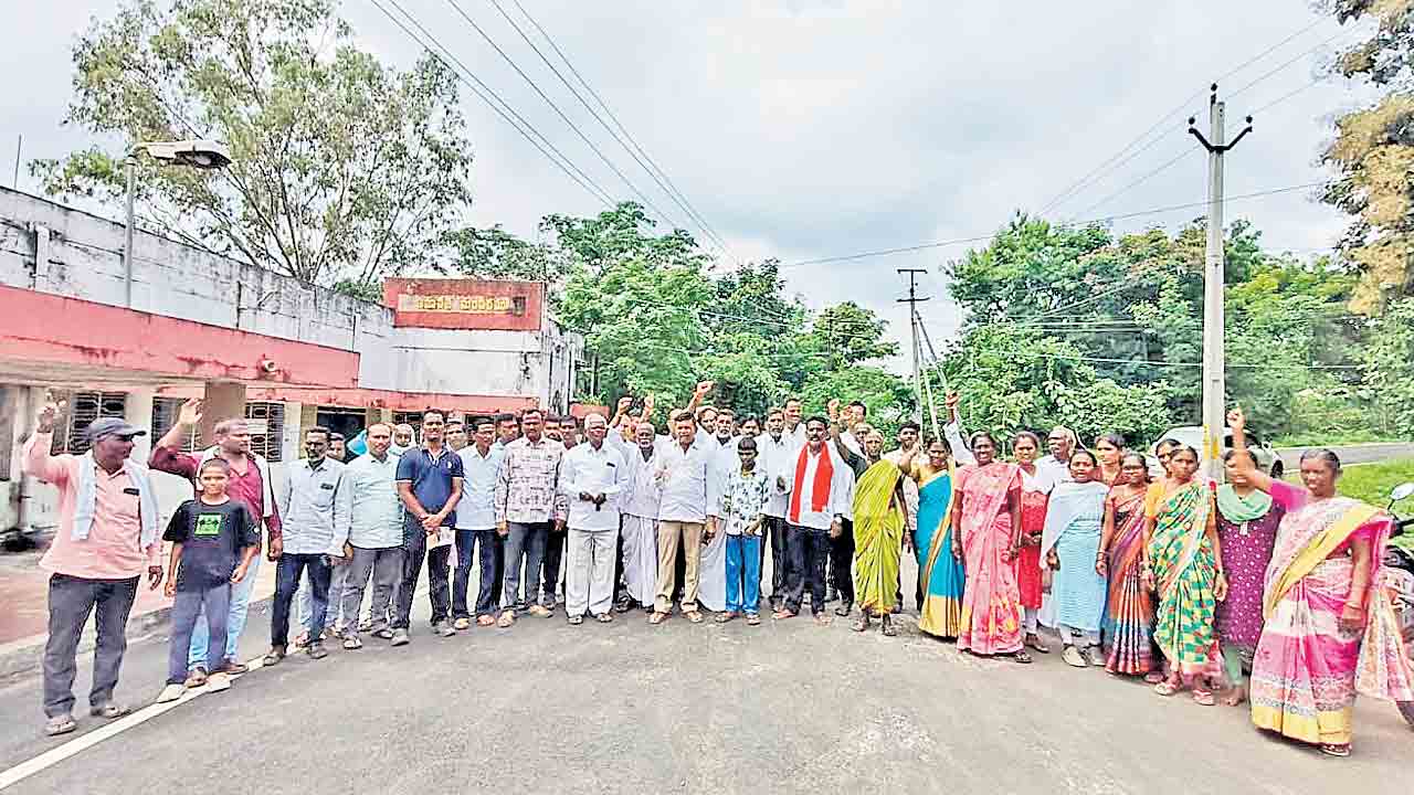 మీకు భూములిచ్చి.. రోడ్డున పడాలా?