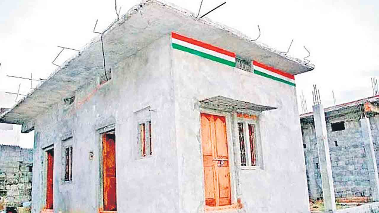 ఇందిరమ్మ ఇంటిలో దొంగలు పడ్డారు!