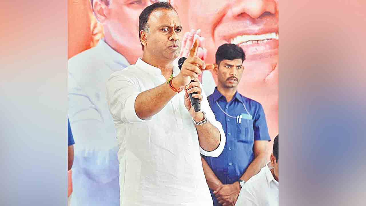 బడా నాయకుల కోసమే అలైన్‌మెంట్‌ మార్పు.. రైతులకు న్యాయం జరిగేంత వరకు ఎంత దూరమైనా వెళ్తా: ఎమ్మెల్యే కోమటిరెడ్డి