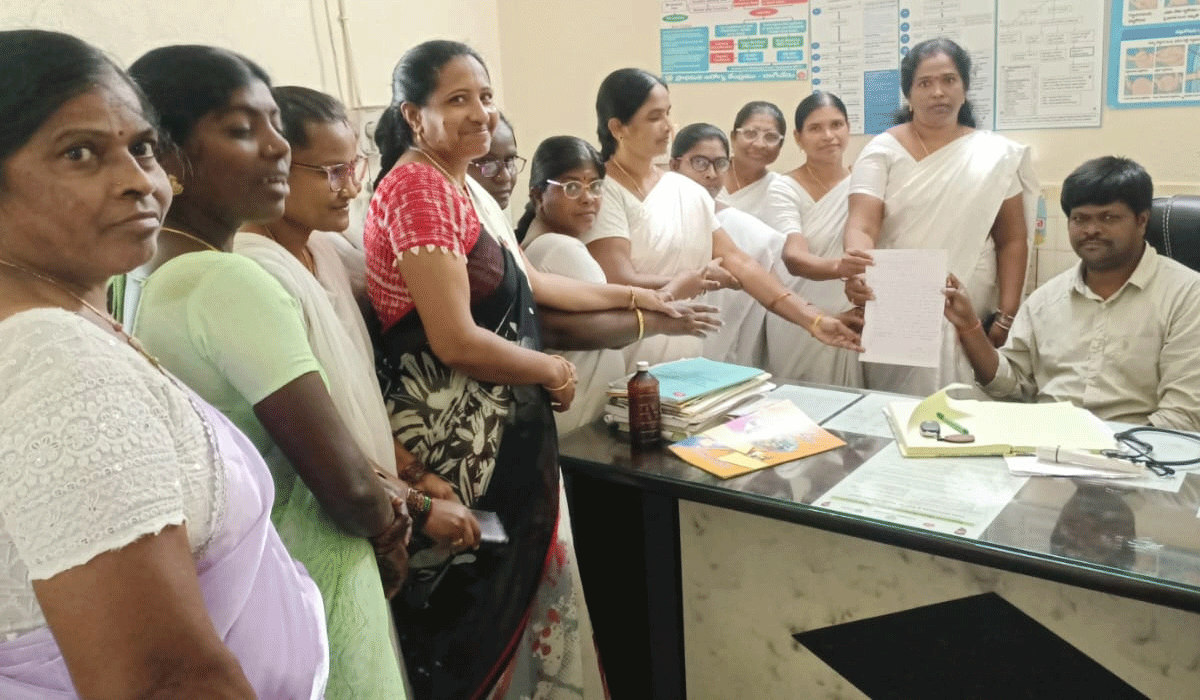 work pressure | పని ఒత్తిడి తగ్గించాలని రాగినేడు వైద్యాధికారికి ఏఎన్ఎంల వినతి