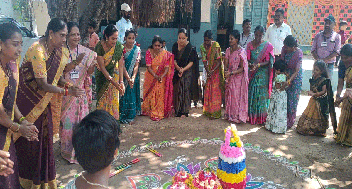Early Bathukamma | హిమ్మత్‌నగర్‌లో అలరించిన ముందస్తు బతుకమ్మ వేడుకలు