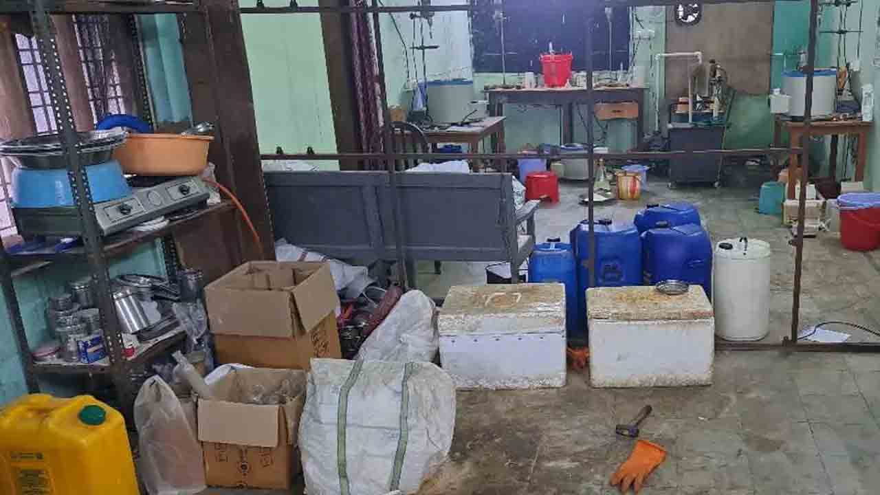 స్కూల్‌లో డ్రగ్స్‌ తయారీ.. బైక్‌పై సరఫరా